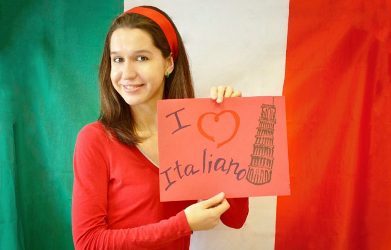 Девушка на фоне итальянского флага